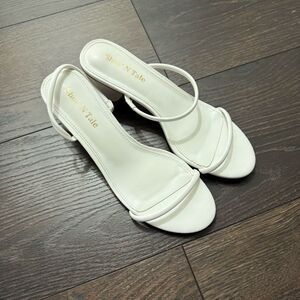 Shoe N Tale Women’s 9 White Heels